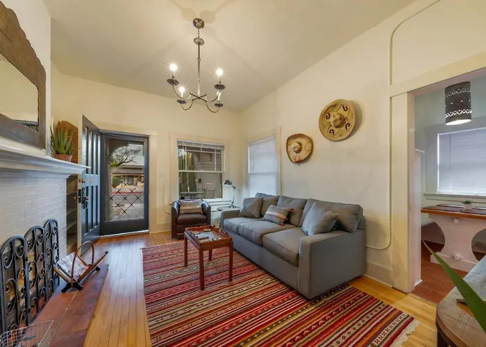 Сasa de vacaciones Charmer, 3 Blocks From U Of A, 1 Bedroom 1 Ba, Sleep 3 *