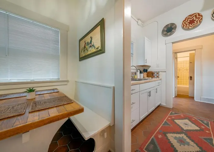 Charmer, 3 Blocks From U Of A, 1 Bedroom 1 Ba, Sleep 3 *